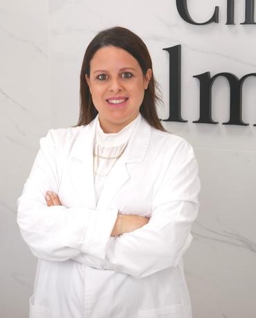 En la imagen podemos ver como la fisioterapeuta manipula las articulaciones y musculatura de un paciente.